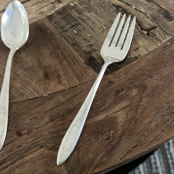 Vintage Oneida 5 pc flatware set: - Picture 2 of 16